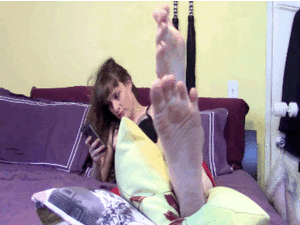 www.laurenkiley.com - Lauren Barefoot In Bed IGNORE thumbnail